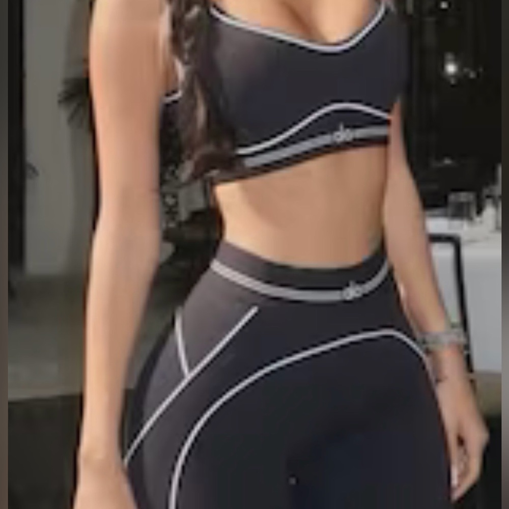 ALO Yoga Black Sports Bra with White Trim. Great for workouts everyday and yoga